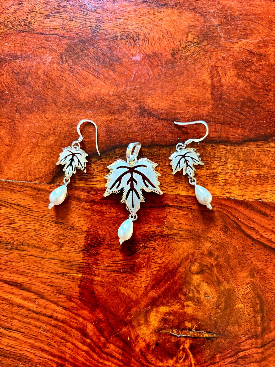 Cut work chinar leaf small pendent set