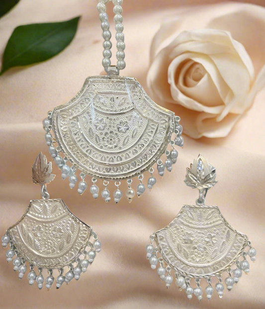 Nama necklace set with pearl detailings