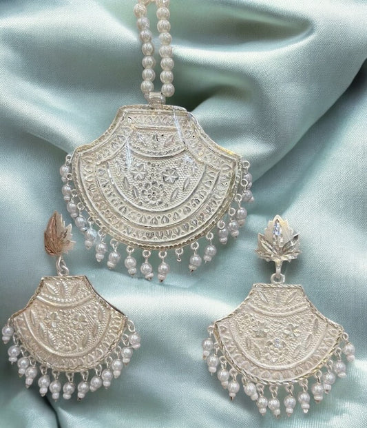Nama necklace set with pearl detailings