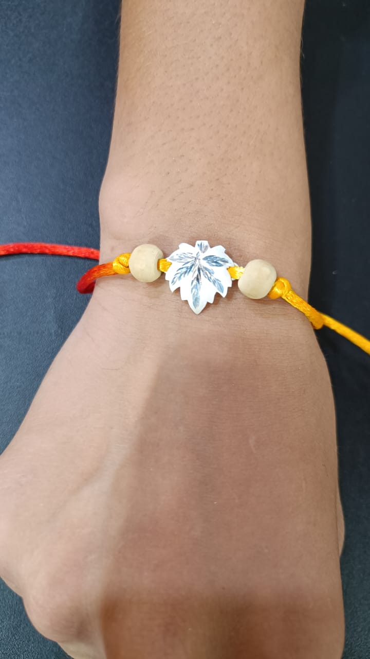 Single chinar leaf Rakhi
