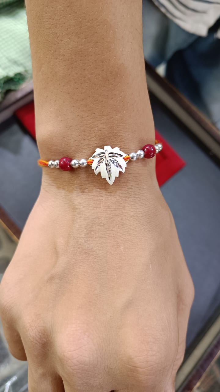 Single chinar leaf Rakhi